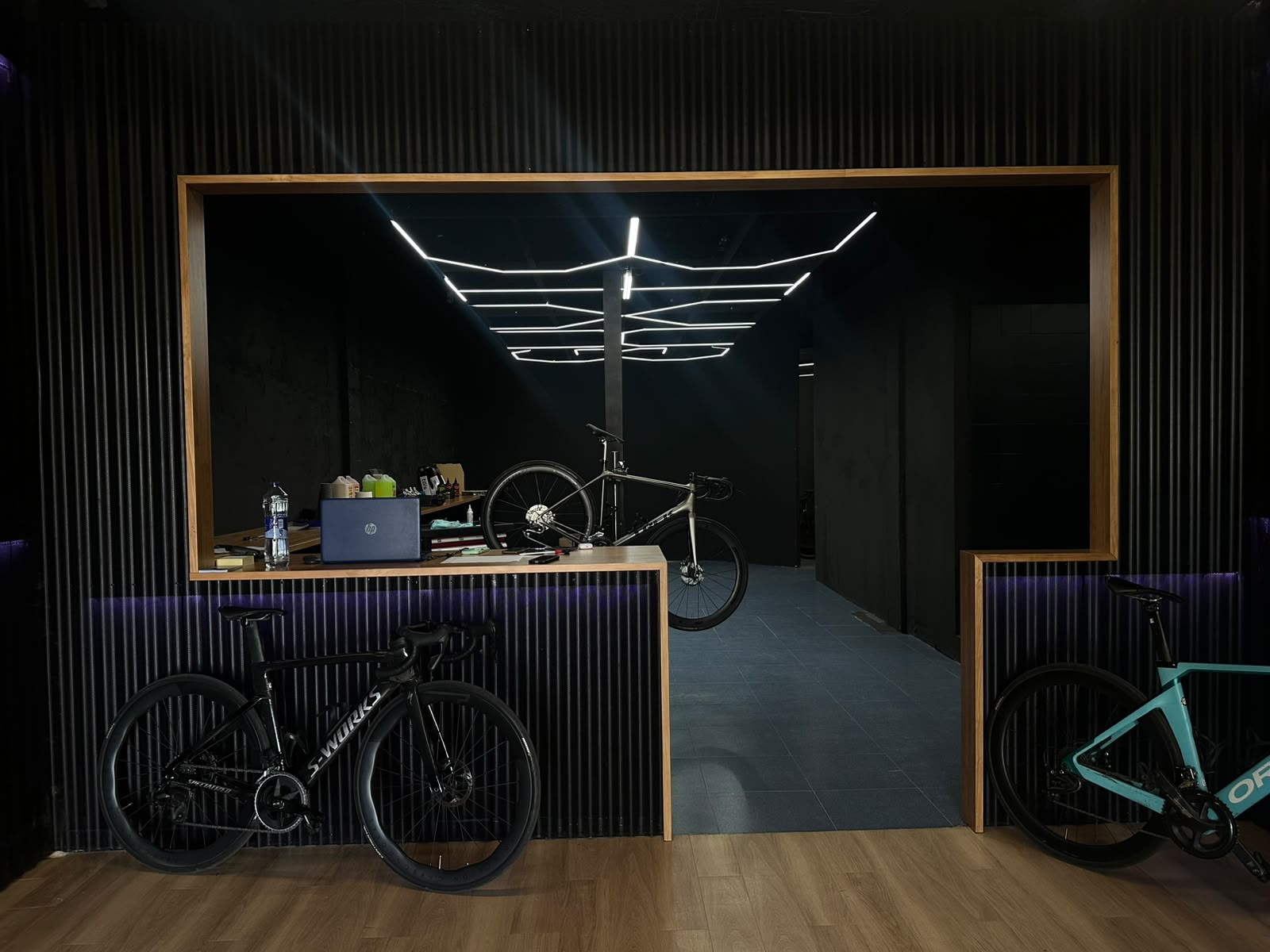 Interior del taller GUVIC con bicicletas premium